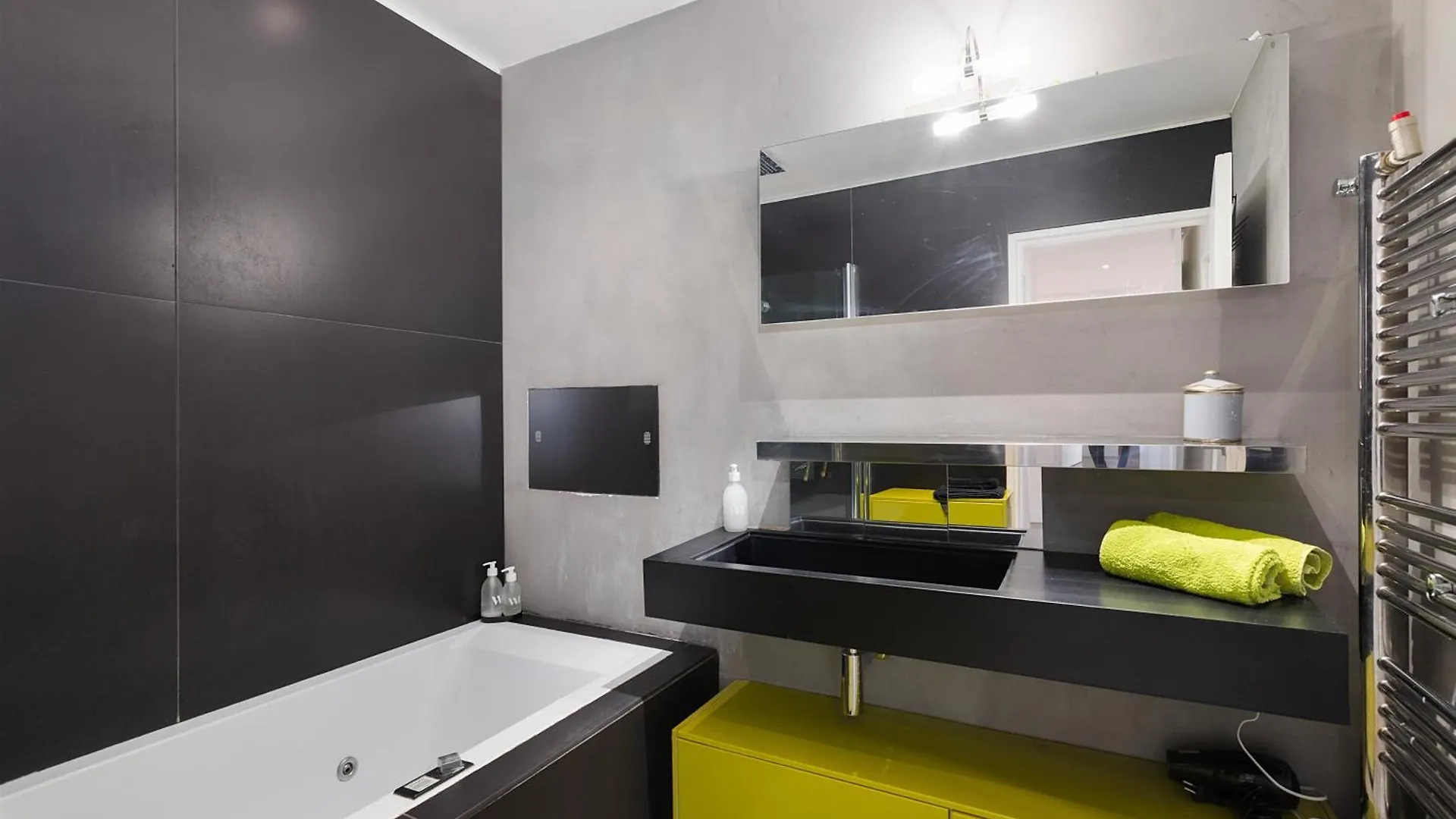 Floor With Eiffel Tower View And Roof Apartment *