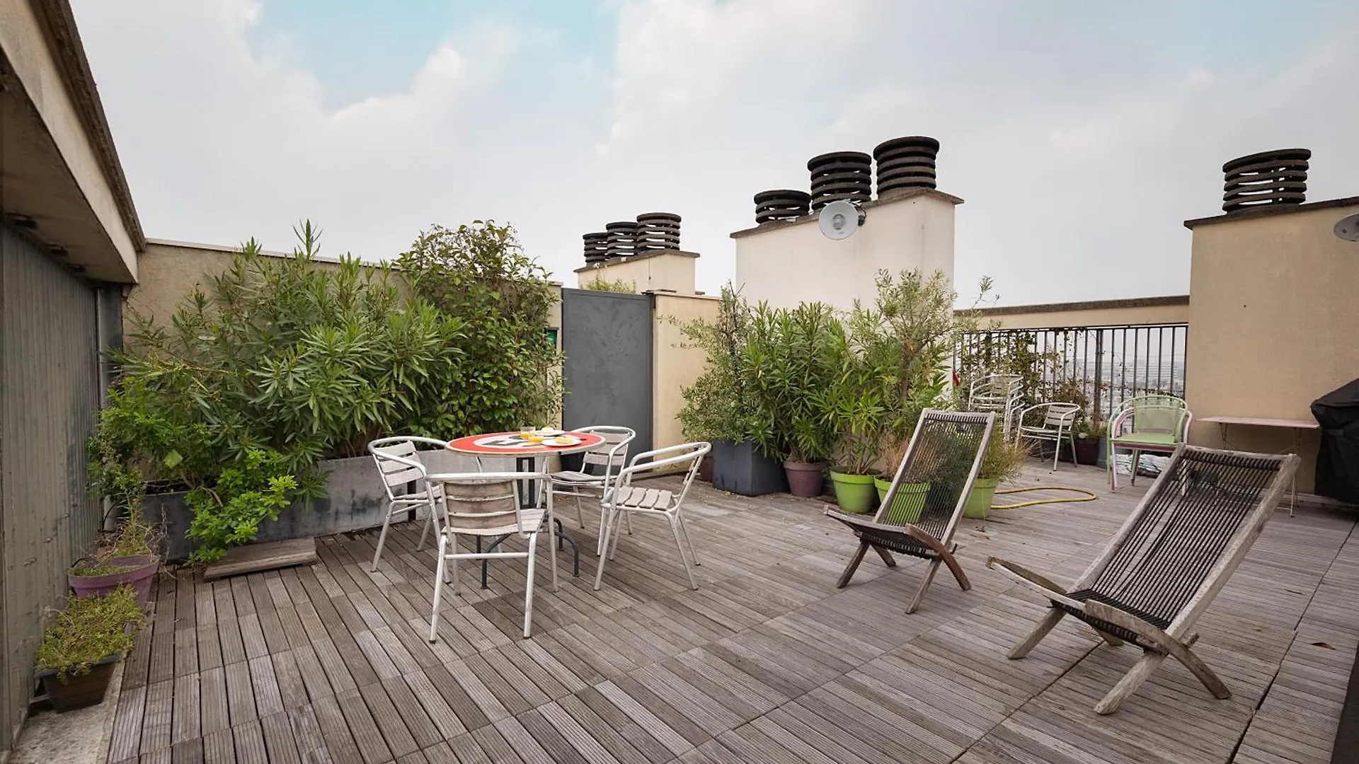 Apartment Floor With Eiffel Tower View And Roof *